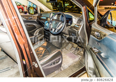 ショールームに展示された3列シートSUVの運転席 80626828