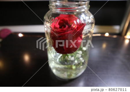 美女と野獣風に飾った薔薇、部屋のデコレーションの写真 80627011
