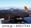 富士山の前で食べる団子とうどん 80627544