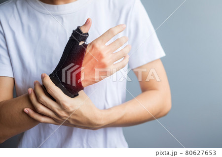 woman holding her wrist pain because using smartphone or computer long time. De Quervain's tenosynovitis, Intersection Symptom, Carpal Tunnel Syndrome or Office syndrome concept woman holding her wrist pain because using smartphone or computer long time. De Quervain's tenosynovitis, Intersection Symptom, Carpal Tunnel Syndrome or Office syndrome concept 80627653