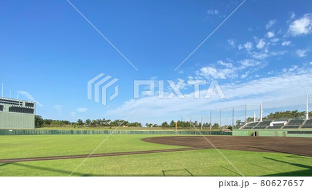 快晴の屋外野球場 ベースボールフィールドの風景の写真素材