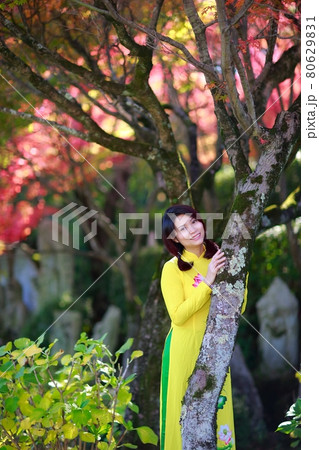 アオザイでお寺参り 80629831