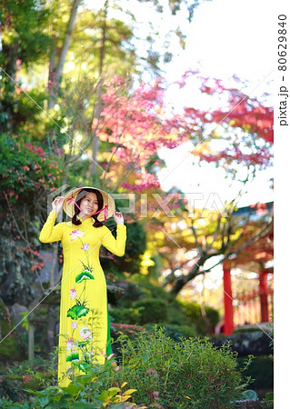 アオザイでお寺参り 80629840