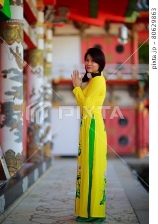 アオザイでお寺参り 80629863