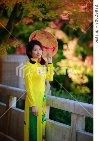 アオザイでお寺参り 80629933