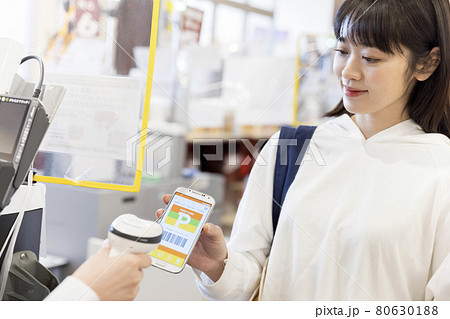 レジ会計でモバイルポイントカードを見せる女性 レジ会計でモバイルポイントカードを見せる女性 80630188