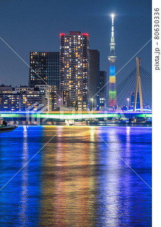 《東京都》スカイツリーとタワーマンション・隅田川の夜景 《東京都》スカイツリーとタワーマンション・隅田川の夜景 80630336