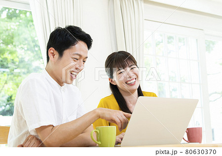 夫婦　パソコン　検索　笑顔　発見 80630370