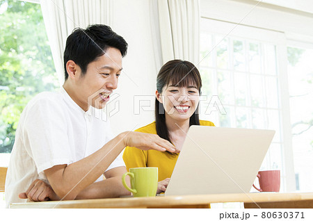 夫婦　パソコン　検索　笑顔　発見 80630371