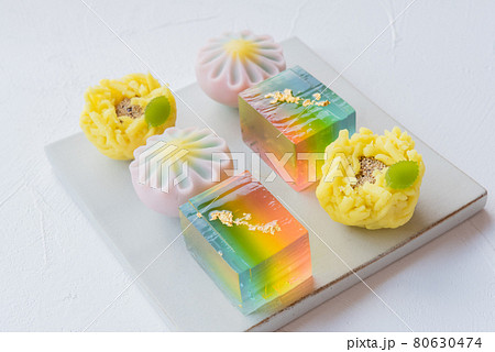 白い皿に乗せた夏の和菓子 向日葵 花火 虹 上生菓子の写真素材