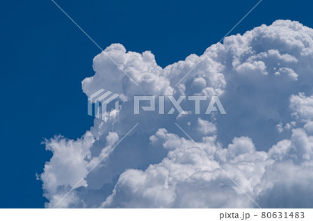 夏の青空に湧き立つ積乱雲　b-1 80631483