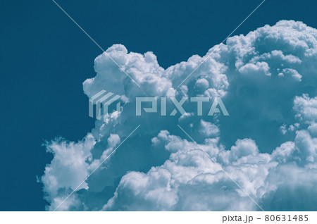 夏の青空に湧き立つ積乱雲 b-3 深い青 夏の青空に湧き立つ積乱雲 b-3 深い青 80631485