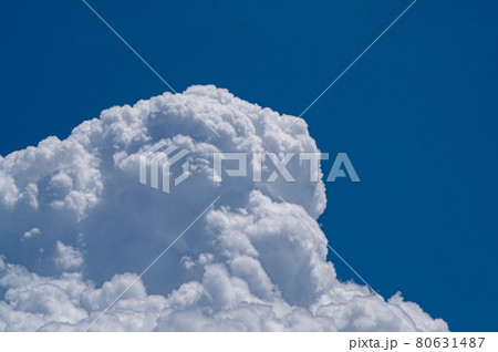 夏の青空に湧き立つ積乱雲 c-1 夏の青空に湧き立つ積乱雲 c-1 80631487
