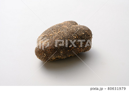 白バックに丹波篠山の山の芋が2個 80631979