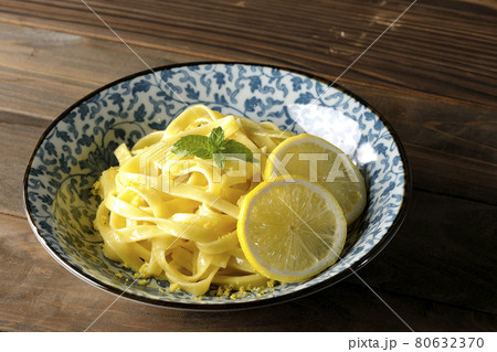 輪切りにカットされたレモンやスペアミントが乗っているレモンクリームパスタ 輪切りにカットされたレモンやスペアミントが乗っているレモンクリームパスタ 80632370