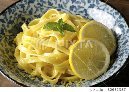 輪切りにカットされたレモンやスペアミントが乗っているレモンクリームパスタ 輪切りにカットされたレモンやスペアミントが乗っているレモンクリームパスタ 80632387