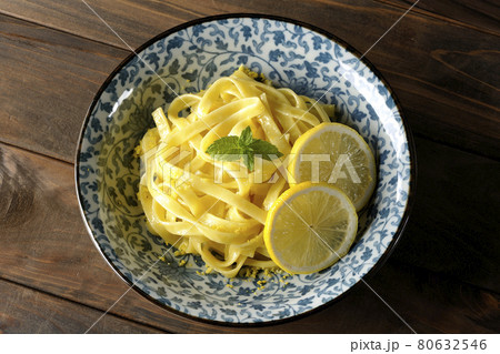 輪切りにカットされたレモンやスペアミントが乗っているレモンクリームパスタを俯瞰で撮影 輪切りにカットされたレモンやスペアミントが乗っているレモンクリームパスタを俯瞰で撮影 80632546