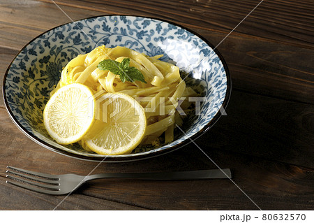 輪切りにカットされたレモンやスペアミントが乗っているレモンクリームパスタとフォーク 輪切りにカットされたレモンやスペアミントが乗っているレモンクリームパスタとフォーク 80632570