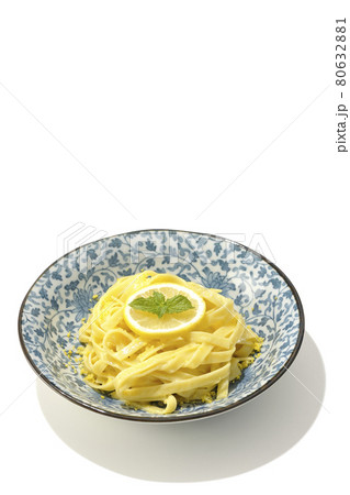 輪切りにカットされたレモンやスペアミントが乗っているレモンクリームパスタを白背景で撮影 輪切りにカットされたレモンやスペアミントが乗っているレモンクリームパスタを白背景で撮影 80632881