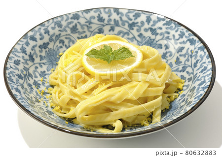 輪切りにカットされたレモンやスペアミントが乗っているレモンクリームパスタを白背景で撮影 80632883