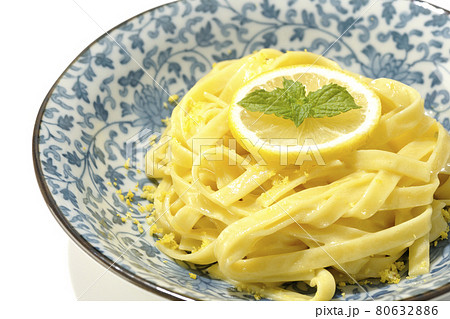 輪切りにカットされたレモンやスペアミントが乗っているレモンクリームパスタを白背景で撮影 輪切りにカットされたレモンやスペアミントが乗っているレモンクリームパスタを白背景で撮影 80632886