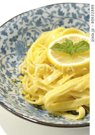 輪切りにカットされたレモンやスペアミントが乗っているレモンクリームパスタを白背景で撮影 輪切りにカットされたレモンやスペアミントが乗っているレモンクリームパスタを白背景で撮影 80632889