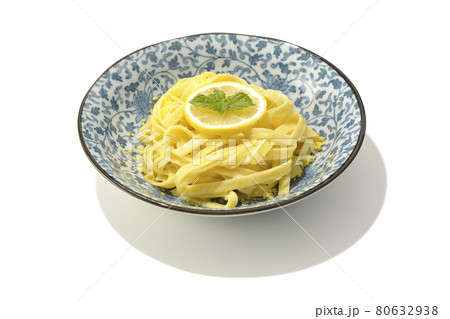 輪切りにカットされたレモンやスペアミントが乗っているレモンクリームパスタを白背景で撮影 80632938
