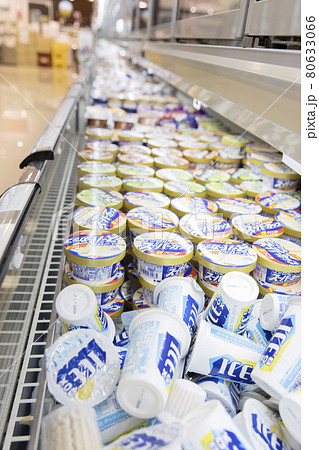 スーパーのアイス売り場イメージ 80633066