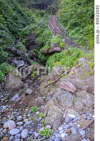 下りて来たルートを見上げる【夏の親不知海岸】 80633085