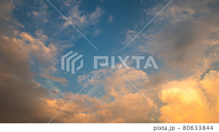 夏空の夕方 金色の入道雲と青空 80633844