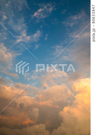 夏空の夕方 迫る入道雲と青空 夏空の夕方 迫る入道雲と青空 80633847
