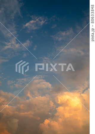 夏空の夕方 入道雲と青空 夏空の夕方 入道雲と青空 80633848
