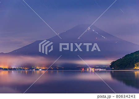 （山梨県）夏の風物詩　山中湖から望む、富士山の人文字 80634243
