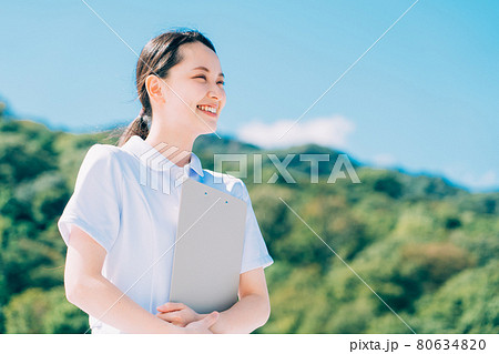 青空と若い看護師 80634820