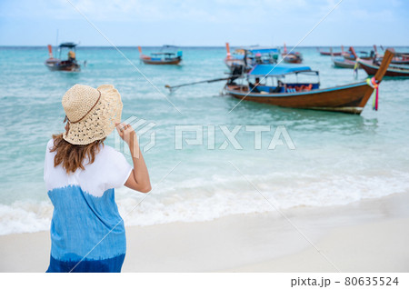 Asian woman tourist walking on the beach 80635524