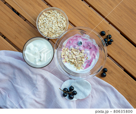 Blackcurrant for skin care. Facial mask ingredients: blackcurrant berries, yogurt, oatmeal. 80635800