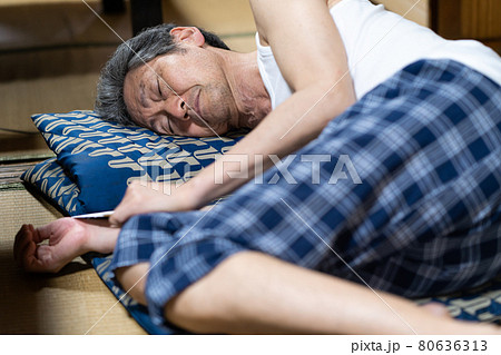 シニア男性　昼寝　のんびり 80636313