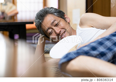 シニア男性　昼寝　のんびり 80636314