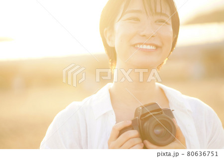 写真を撮る女性 写真を撮る女性 80636751