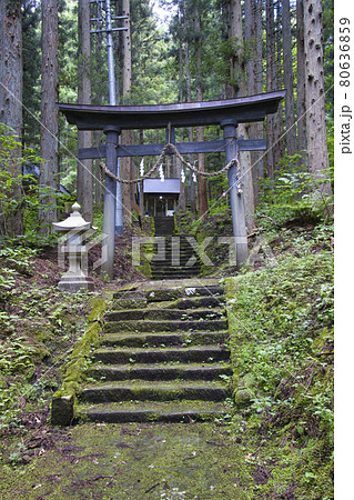神秘的な青鬼神社　青鬼集落　長野県白馬村 80636859