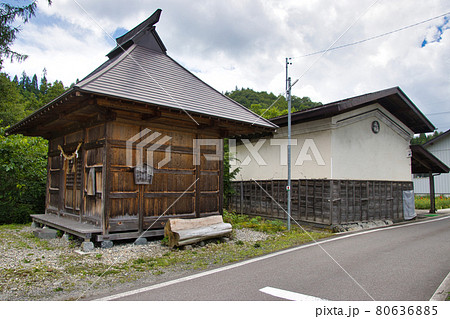 大出の吊り橋近くの小さな社　長野県白馬村 80636885