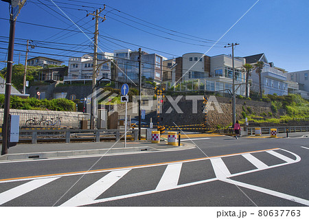 【鎌倉市】江ノ電 鎌倉高校前駅の踏切 【鎌倉市】江ノ電 鎌倉高校前駅の踏切 80637763