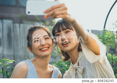 友達と自撮りする女子 80638245