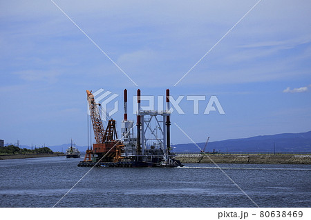 大牟田市　三池港　出港するタンカー、 80638469