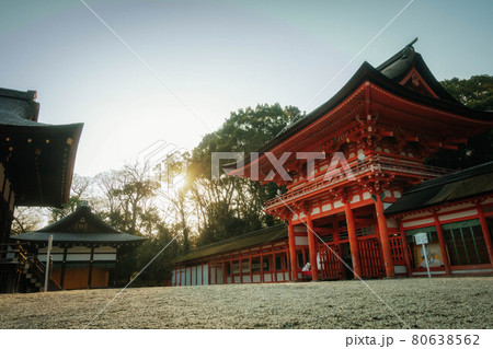 京都、下鴨神社の楼門、橋殿、舞殿の屋根が見える境内風景 京都、下鴨神社の楼門、橋殿、舞殿の屋根が見える境内風景 80638562