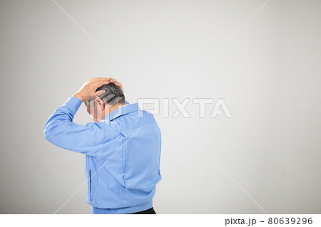 作業服の男性 シニア 後ろ 作業服の男性 シニア 後ろ 80639296