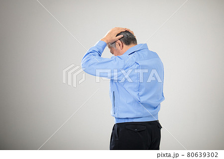 作業服の男性　シニア　後ろ 80639302