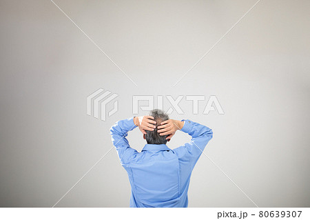 作業服の男性 シニア 後ろ 作業服の男性 シニア 後ろ 80639307