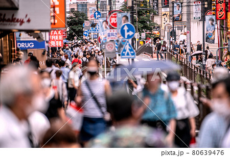 日本の横浜都市景観 宣言追加初日。神奈川1686人過去最多。横浜駅前は人流大爆発、高齢者も＝8月2日 80639476