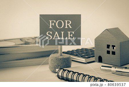 FOR SALEの立て看板 住宅の売却 一戸建て販売中 不動産 FOR SALEの立て看板 住宅の売却 一戸建て販売中 不動産 80639537